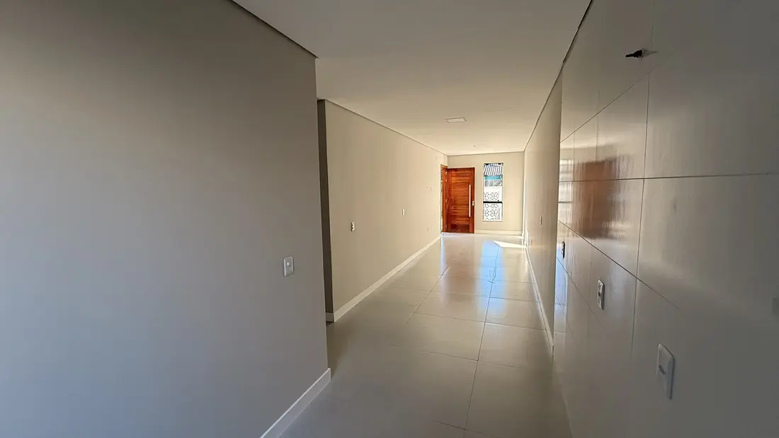 Sala com porta de madeira