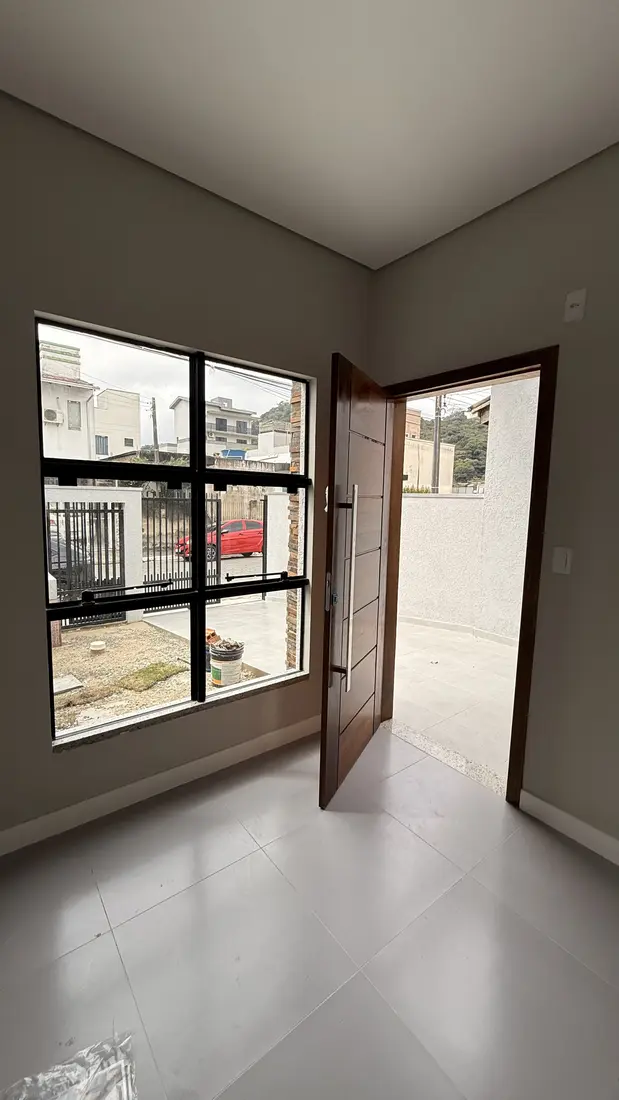 Sala com porta de entrada