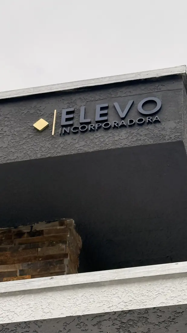 Letreiro ELEVO na fachada